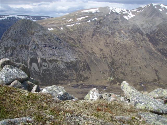 Tiny Corrour bothy in valley (Small).jpg